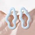 Orecchini a onde azzurro chiaro su supporto bianco con seta rosa elegante - Blu