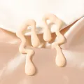 Minimalistische crème onregelmatige druppeloorbellen met vloeibaar ontwerp op satijnen stof - Broken Wit