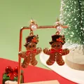 Χριστουγεννιάτικα σκουλαρίκια gingerbread man με ημίψηλο καπέλο και πέρλες σε βάση - Σκούρο Καφέ