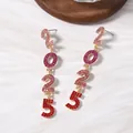 Pendientes largos brillantes 2025 con cristales rosa y rojos en aleación dorada - Estilo de Número 2025 / Degradado Rosa y Rojo