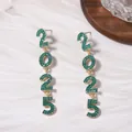 Detalle de los pendientes 2025 con incrustaciones de strass verde en aleación dorada - Estilo de Número 2025 / Verde claro