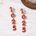 Detalle de pendientes largos de aleación con números 2025 de cristal rojo sobre piel - Estilo de Número 2025 / Rojo