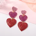 Boucles d'oreilles cœur en alliage avec trois strass rouges dégradés sur fond rose - Rouge