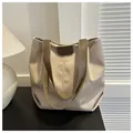 Bolso tote grande de lona con correas de cuero marrón en un ambiente acogedor - Caqui