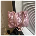 Détail d'un grand sac cabas rose métallisé matelassé avec surpiqûres en V et anses - Rose