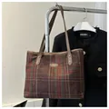 Détail du sac cabas à carreaux classique avec anses en cuir et logo métallique rond - Rose Rouge