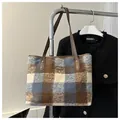 Détail du tissu à carreaux et de la poignée en cuir du sac cabas français - Bleu