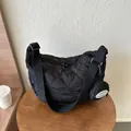 Bolso bandolera acolchado negro en forma de media luna con pequeño monedero redondo - Negro