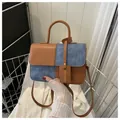 Detalle del diseño de retazos en cuero marrón y mezclilla azul en el bolso cuadrado de moda - Patchwork Azul y Canela (5353038551422) / Tostado
