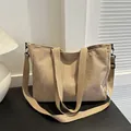 Bolso tote de pana caqui con rayas verticales y correa desmontable para uso diario - Caqui