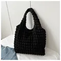 Borsa a mano minimalista nera con trama a pieghe popcorn da donna stile hobo e spalla - Nero