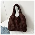 Borsa tote marrone scuro con elegante trama popcorn e ampio manico morbido - caffè