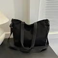 Bolso tote clásico de pana negra con correa ajustable para el hombro y gran capacidad - Negro