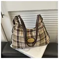 Braune karierte Tweed-Schultertasche mit Lederriemen und goldener Plakette - Khaki