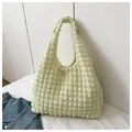 Borsa a mano minimalista plissettata popcorn giallo pastello con texture morbida - Verde