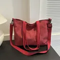 Bolso tote minimalista de pana roja oscura con textura vertical y correa ajustable - Rojo