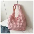 Borsa tote rosa con trama a bolle dal design plissettato minimalista e tracolla larga - Rosa