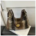 Braune flauschige Plüschtasche mit Karomuster, Lederriemen und goldener Kette - Kaffeebraun