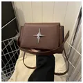 Piccola borsa quadrata marrone in ecopelle con stella d'argento e tracolla regolabile - Caffè