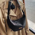 Sac bandoulière en velours côtelé noir en forme de croissant avec petit porte-monnaie - Regular Fit / Noir