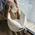Grand sac demi-lune blanc en velours côtelé avec large bandoulière et mini porte-monnaie - Regular Fit / Blanc