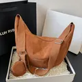 Sac demi-lune en velours côtelé marron avec sangle large et porte-monnaie rond - Regular Fit / Brun Foncé