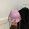 Elegante borsa a secchiello viola trapuntata con cuori dorati e tracolla a catena - Viola