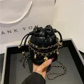 Mini sac seau matelassé noir avec bandoulière en chaîne dorée et breloques cœur - Noir