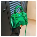 Borsa a conchiglia verde lucido con cuciture trapuntate e finitura metallica chic - Verde