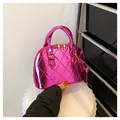 Borsa trapuntata rosa metallizzato lucido con dettagli dorati e tracolla rimovibile - Rosa Rosso