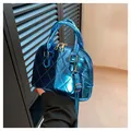 Borsa a conchiglia trapuntata blu elettrico lucida con finiture dorate e tracolla - Blu