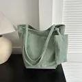 Saliegroene corduroy shopper set met bijpassend tasje en stijlvolle ribbeltextuur - Met kleine tas / Groen