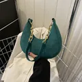 Bolso de media luna de ante verde oscuro con cadena dorada y diseño minimalista - Verde