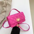 Gesteppte Umhängetasche in Rosérot mit goldenem Herzverschluss und Kettenriemen - Fuchsia
