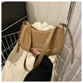 Minimalistische khakifarbene Hobo-Bag mit Print und Riemen mit Metallösen-Detail - Khaki