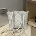 Bolso tote blanco acolchado con diseño de rombos y correas de hombro largas - Blanco