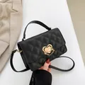 Schwarze Stepptasche mit goldenem Herzschloss und Kettenriemen für Damen - Schwarz