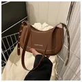 Braune Halbmond-Tasche mit weißem Schriftzug und verstellbarem silbernem Ösenriemen - Dunkelbraun