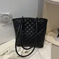 Bolso tote negro acolchado de piel sintética con diseño de rombos y asas de hombro - Negro