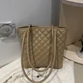 Elegante bolso tote acolchado en cuero sintético beige con correas largas - Caqui