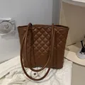 Bolso tote grande marrón acolchado con diseño de rombos y correas de hombro largas - Marrón Oscuro