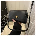 Bolso baguette retro negro de cuero mate con hebilla de metal dorado elegante - Negro