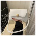 Bolso baguette blanco elegante con hebilla cuadrada dorada y asa tubular moderna - Blanco