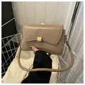 Bolso baguette minimalista de cuero albaricoque con hebilla de metal y correa gruesa - Caqui