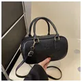 Zwarte minimalistische bowler tas van kunstleer met FAS HON reliëf en goud accent - Zwart