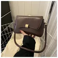 Bolso baguette minimalista marrón oscuro con cierre dorado y correa de cuero - café