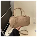 Minimalistische beige leren handtas met FAS HON-reliëf en goudkleurige details - Khaki