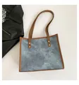 Tragetasche in Denim-Optik mit braunen Lederriemen und goldenen Nieten, Ansicht von oben - Blau
