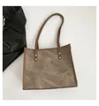 Retro-Tote-Bag in Taupe mit Marmormuster, braunen Lederriemen und Goldnieten - Dunkelbraun