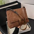 Braune Wildleder-Umhängetasche mit Vintage-Metallschnalle in einer Geschenkbox verpackt - Braun
